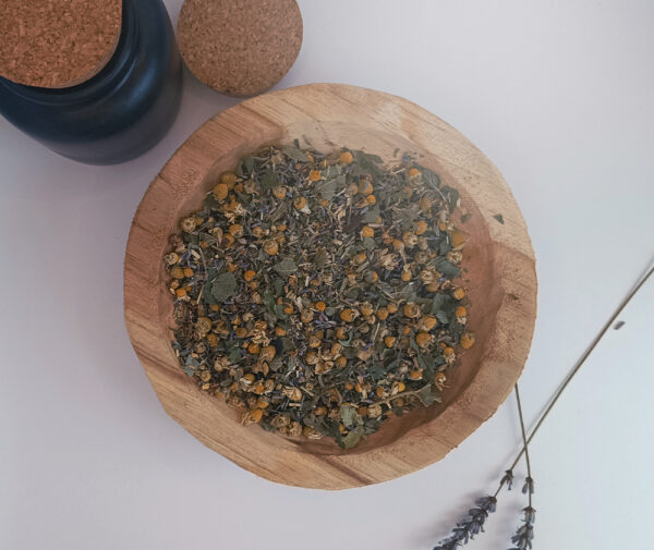 Mélange de plantes de la tisane confort menstruel Que passe la tempête, présenté en vrac.