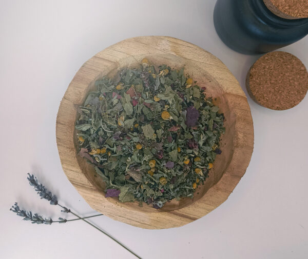 Mélange de plantes de la tisane confort menstruel Que s'apaise le feu, présenté en vrac.