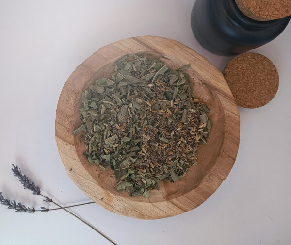 Mélange de plantes de la tisane allaitement Que s'ouvre la voie lactée, présenté en vrac.