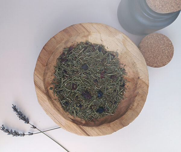 Mélange de plantes de la tisane immunité Que se dresse le bouclier, présenté en vrac.
