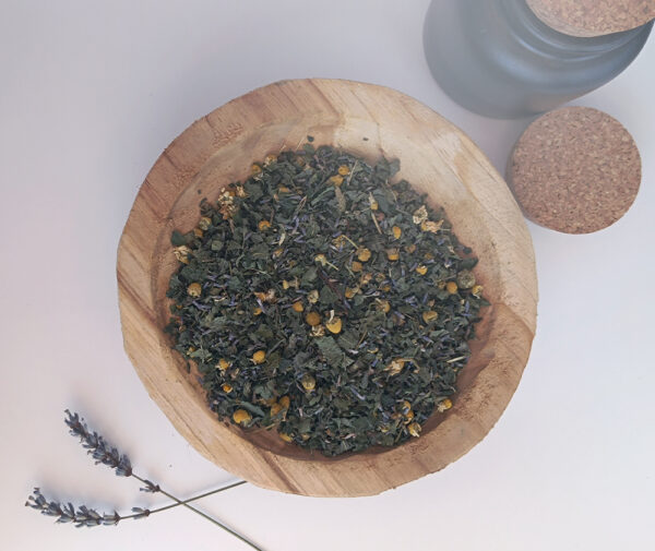 Mélange de plantes de la tisane détente Que s'installe la paix, présenté en vrac.