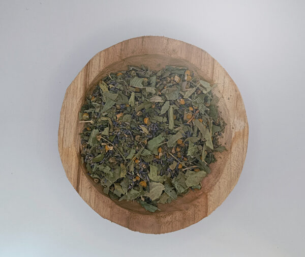 Mélange de plantes de la tisane sommeil Que vienne le temps des rêves, présenté en vrac.