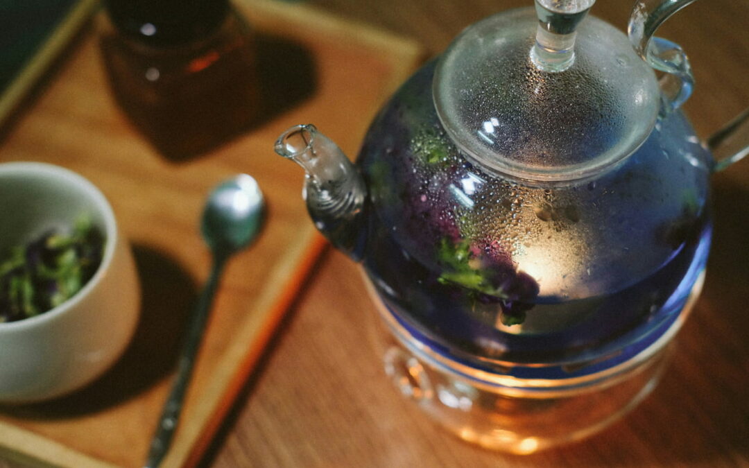 Comment bien préparer une tisane (sans gâcher ses plantes ni son moment)