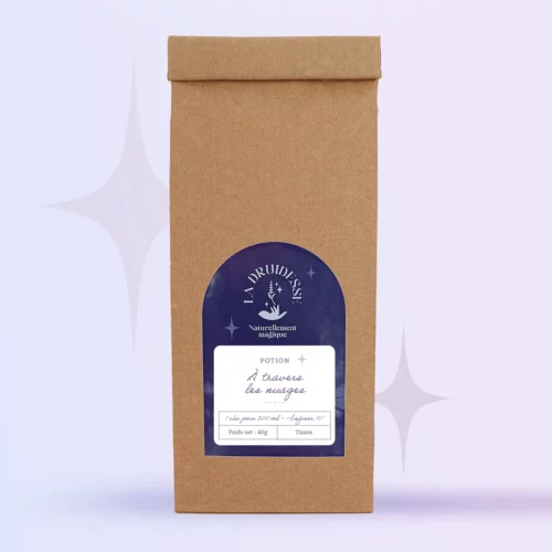 Tisane réconfort d'automne à travers les nuages, à base de mélisse, cannelle, et gingembre, présentée en sachet kraft refermable